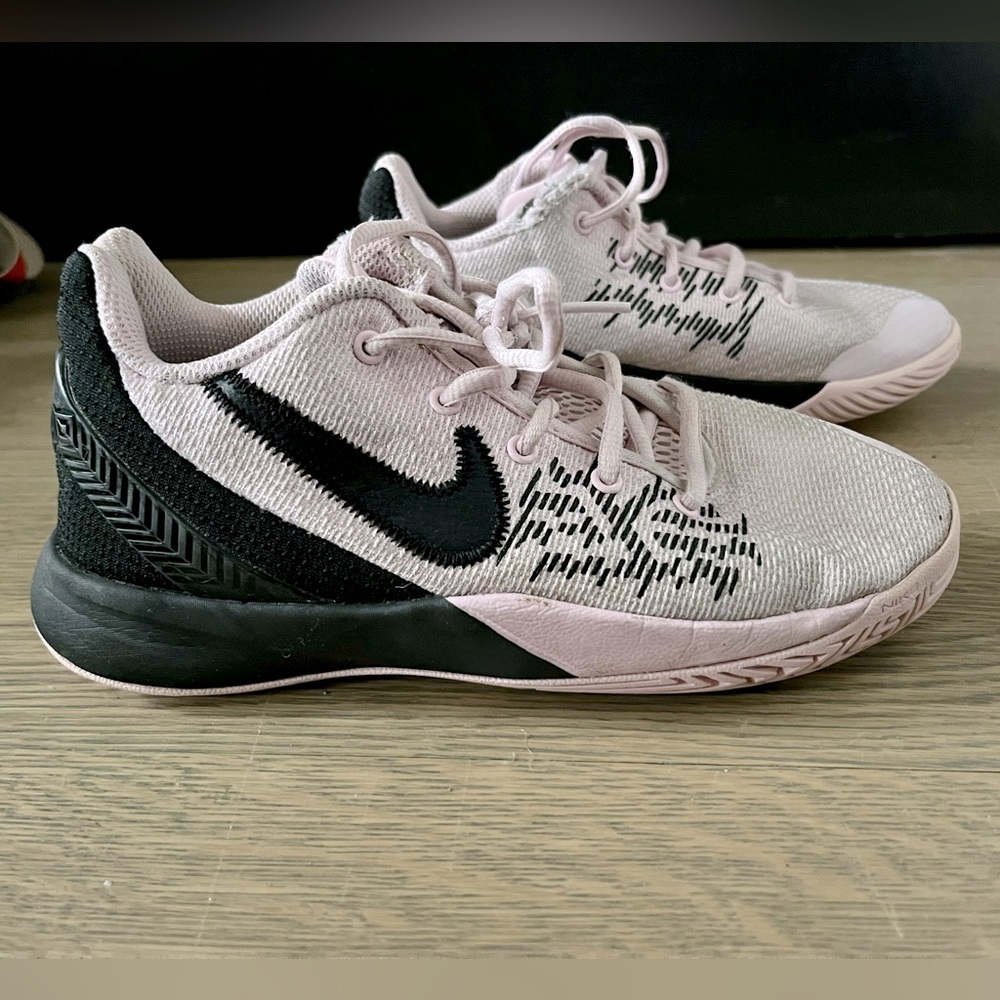 Nike Youth Kyrie Basketball Shoes Size 4.